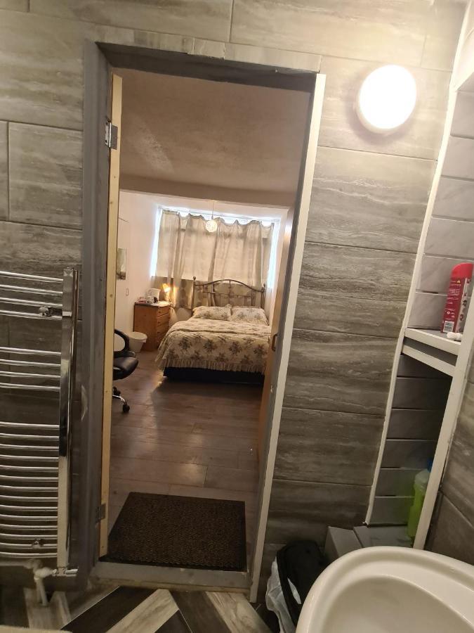 Budget Double En-suite Bedroom Homestay *